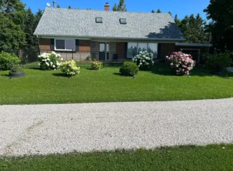 3 bedroom detached house close to Shelburne