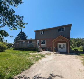 Stunning Country Property On A 3.34 Acres